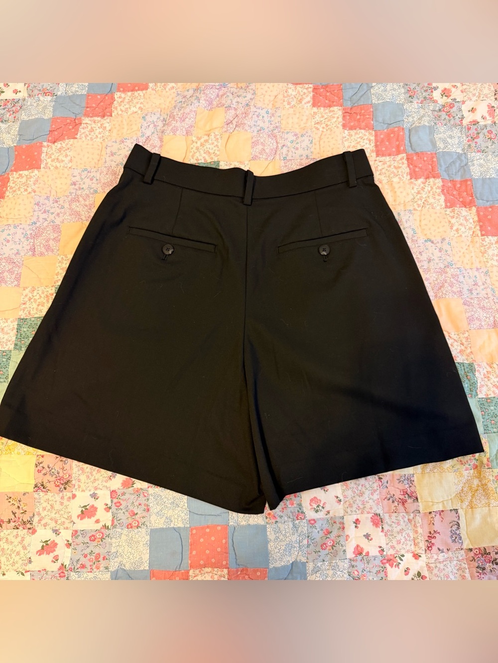 Uniqlo Black Women's Tailored pleated Shorts size S